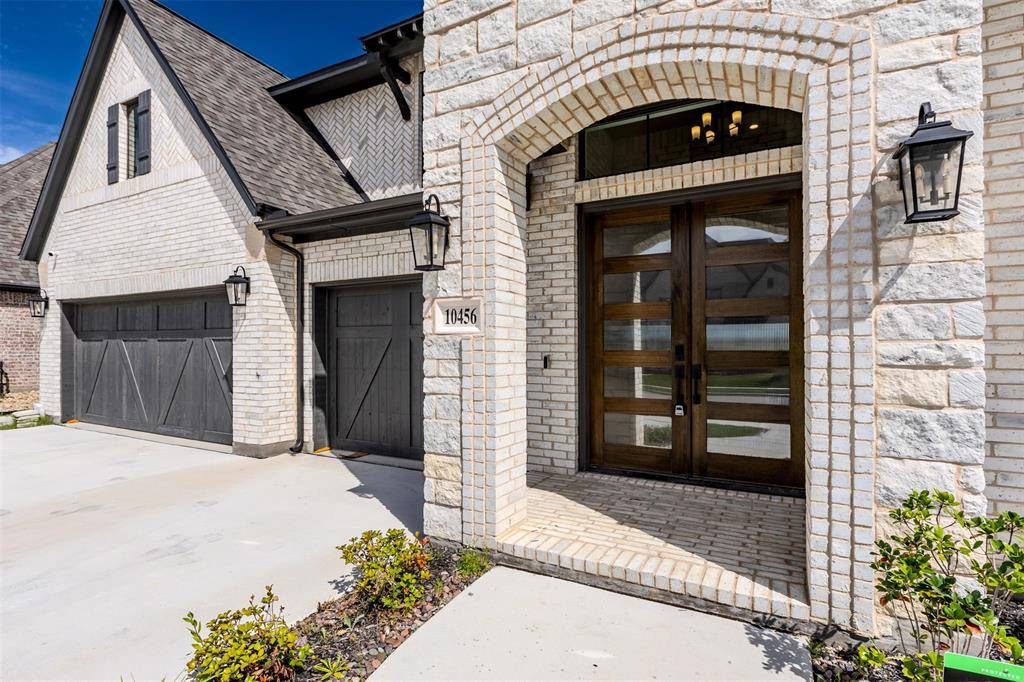 10456 Gray Hills Drive, Fort Worth, TX 76126