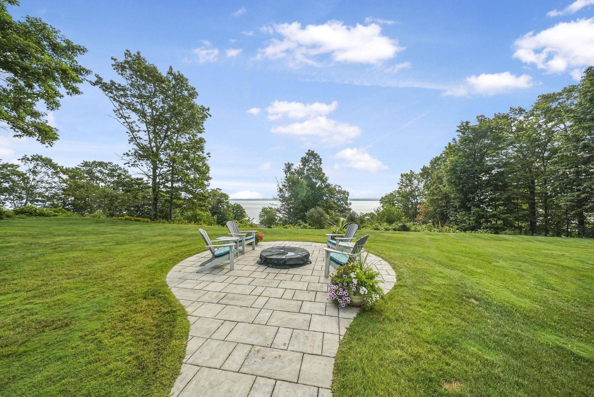 9546 Eastridge DR, Peninsula Twp, MI 49686