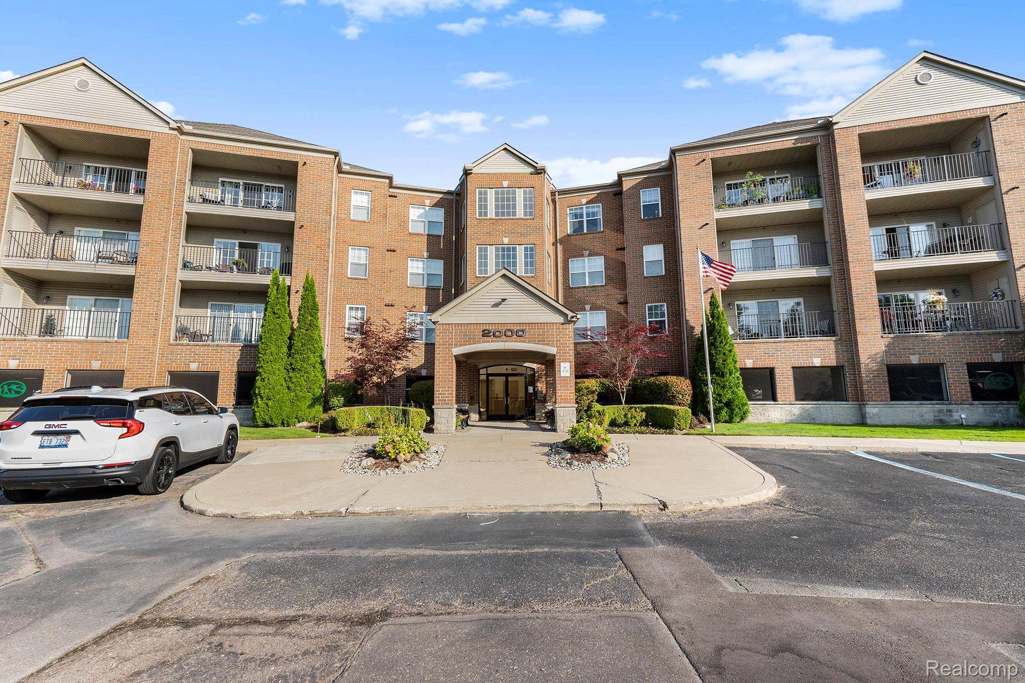 2104 Country Club DR, St. Clair Shores, MI 48082