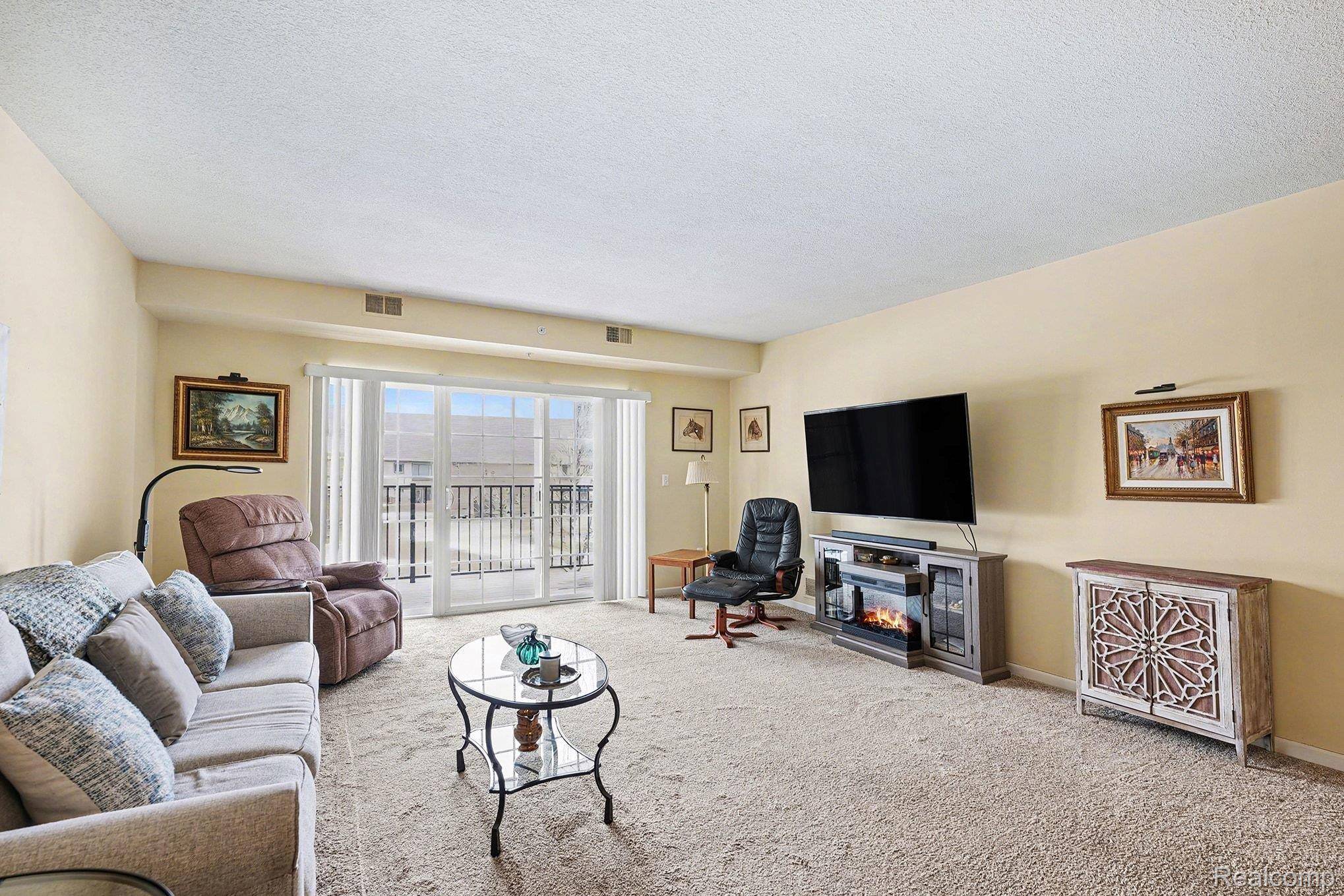 2104 Country Club DR, St. Clair Shores, MI 48082