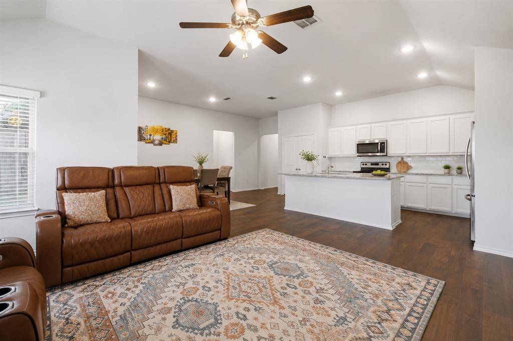 1016 Eastland Lane, Aubrey, TX 76227