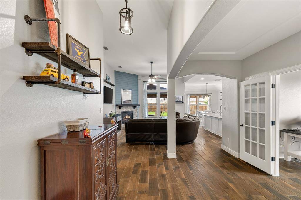 1020 Crest Breeze Drive, Fort Worth, TX 76052