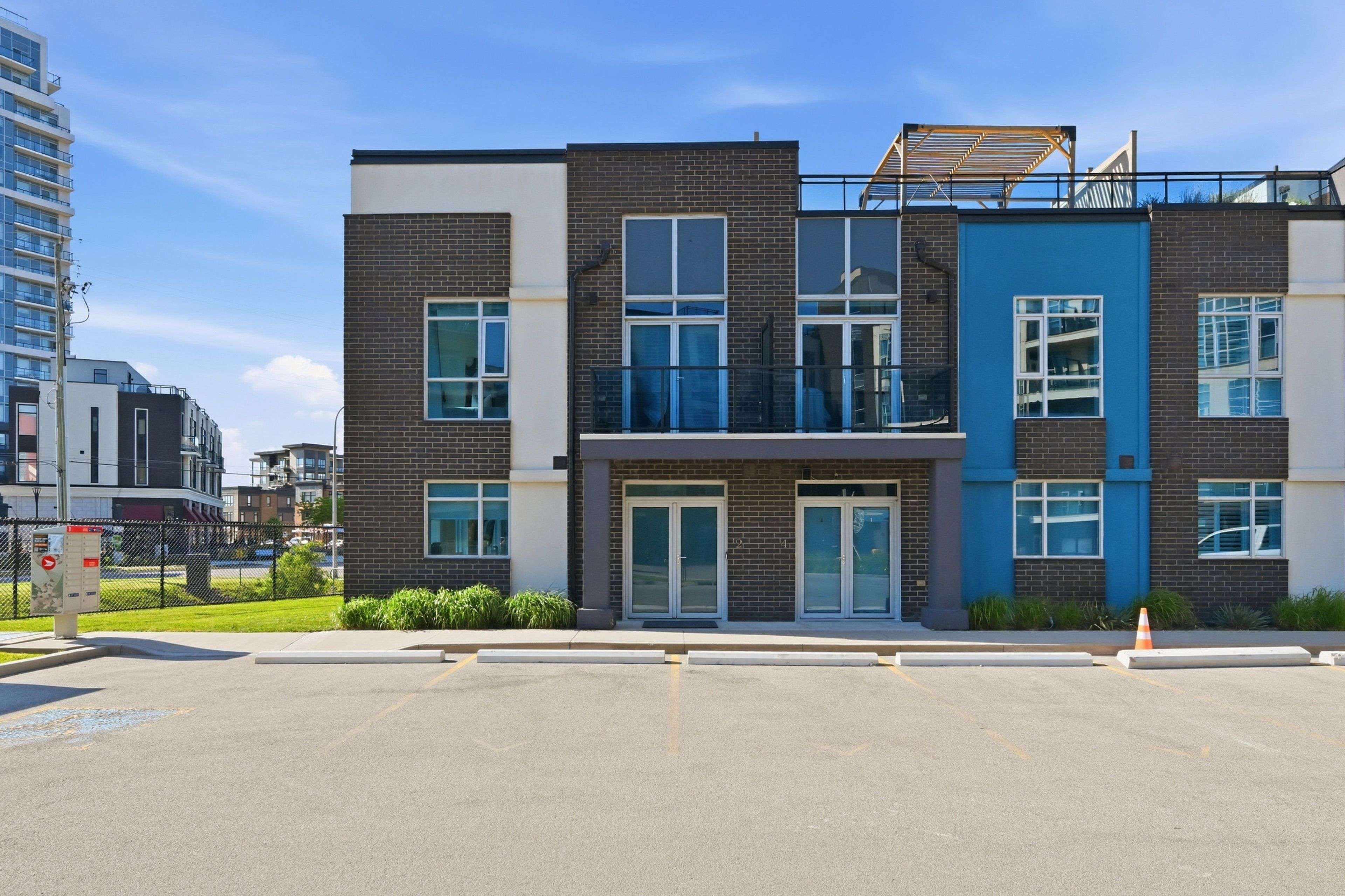 2 Concord PL, Grimsby, ON L3M 0G6