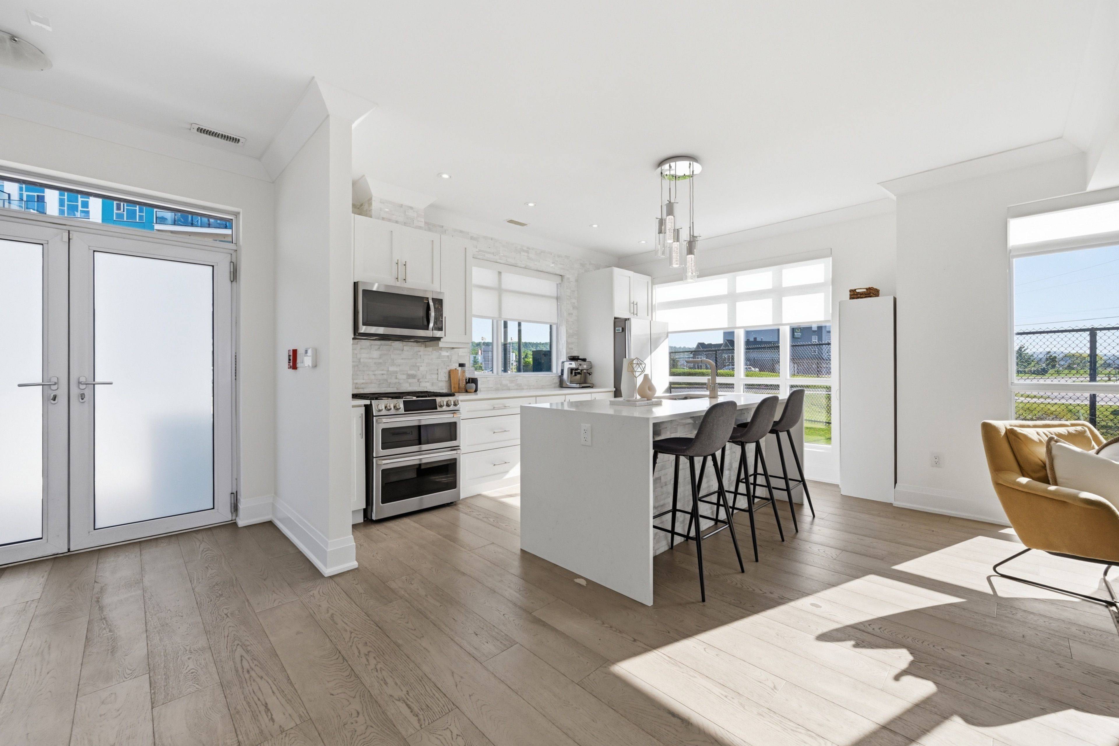 2 Concord PL, Grimsby, ON L3M 0G6