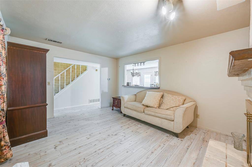 1700 Chip N Dale Drive, Arlington, TX 76012