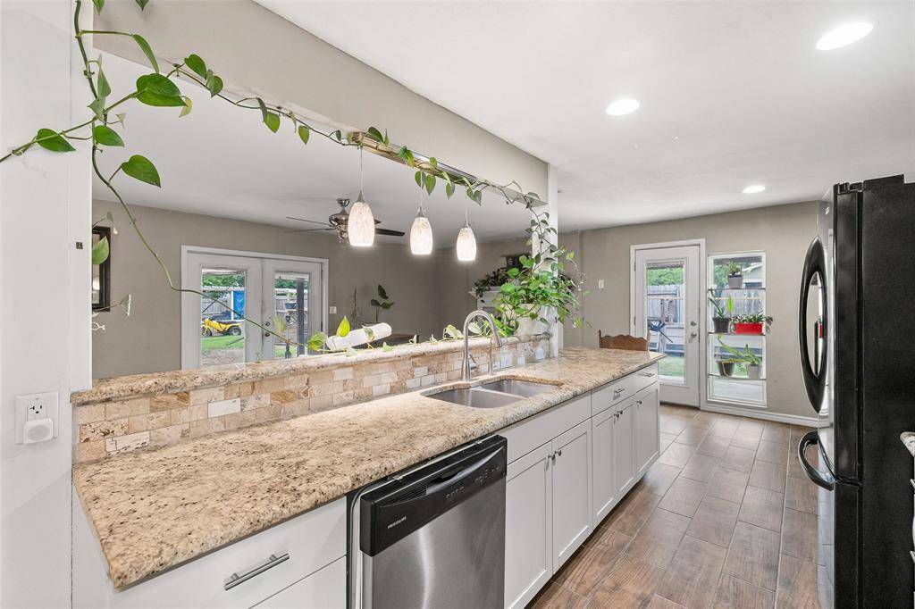 2015 Roberts Drive, Granbury, TX 76048
