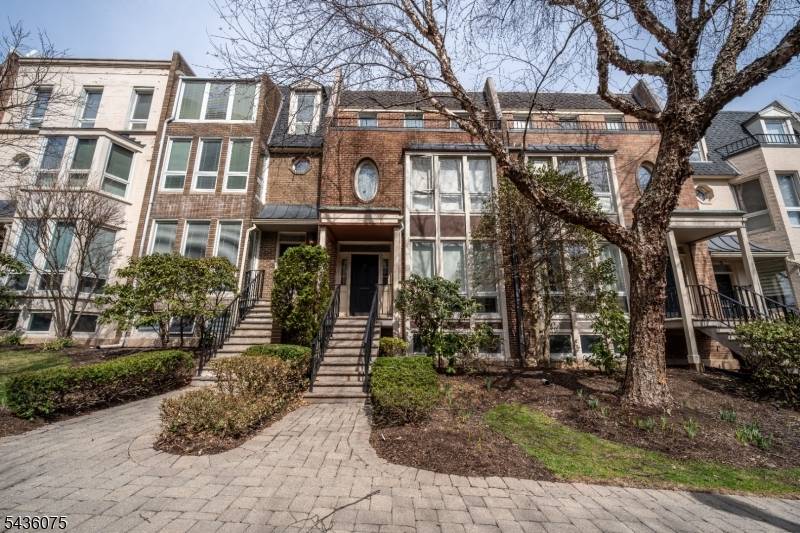 130 Kensington Dr, Fort Lee Boro, NJ 07024