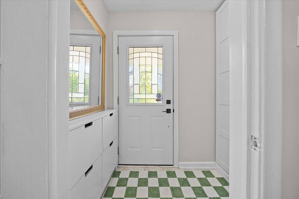 998 Mossdale ST, Britannia Heights - Queensway Terrace N And Area, ON K2B 5S7