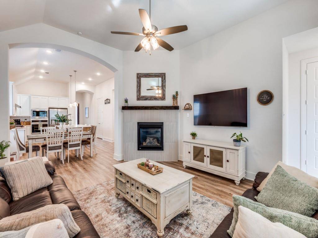 1808 Pelham Drive, Aubrey, TX 76227