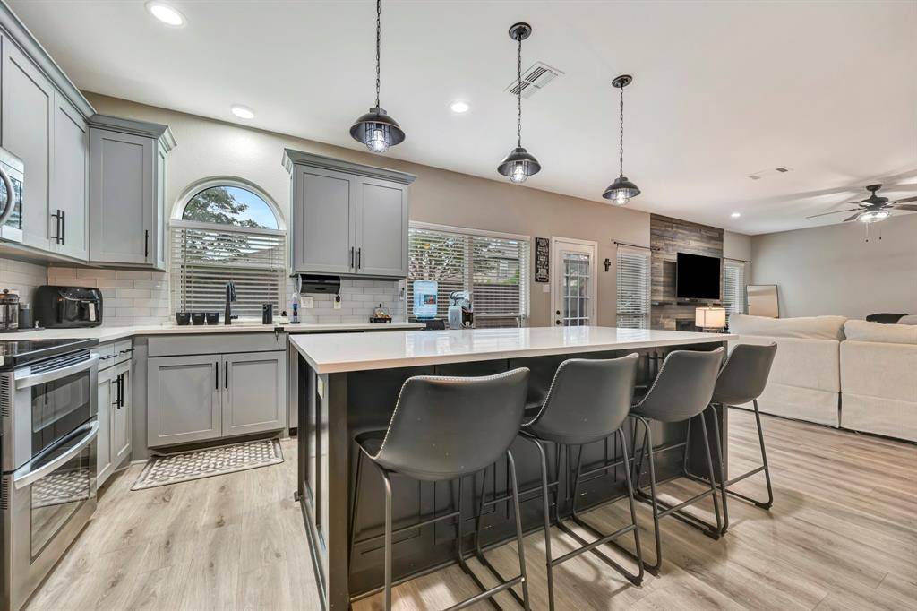 102 Lakeway Lane, Justin, TX 76247