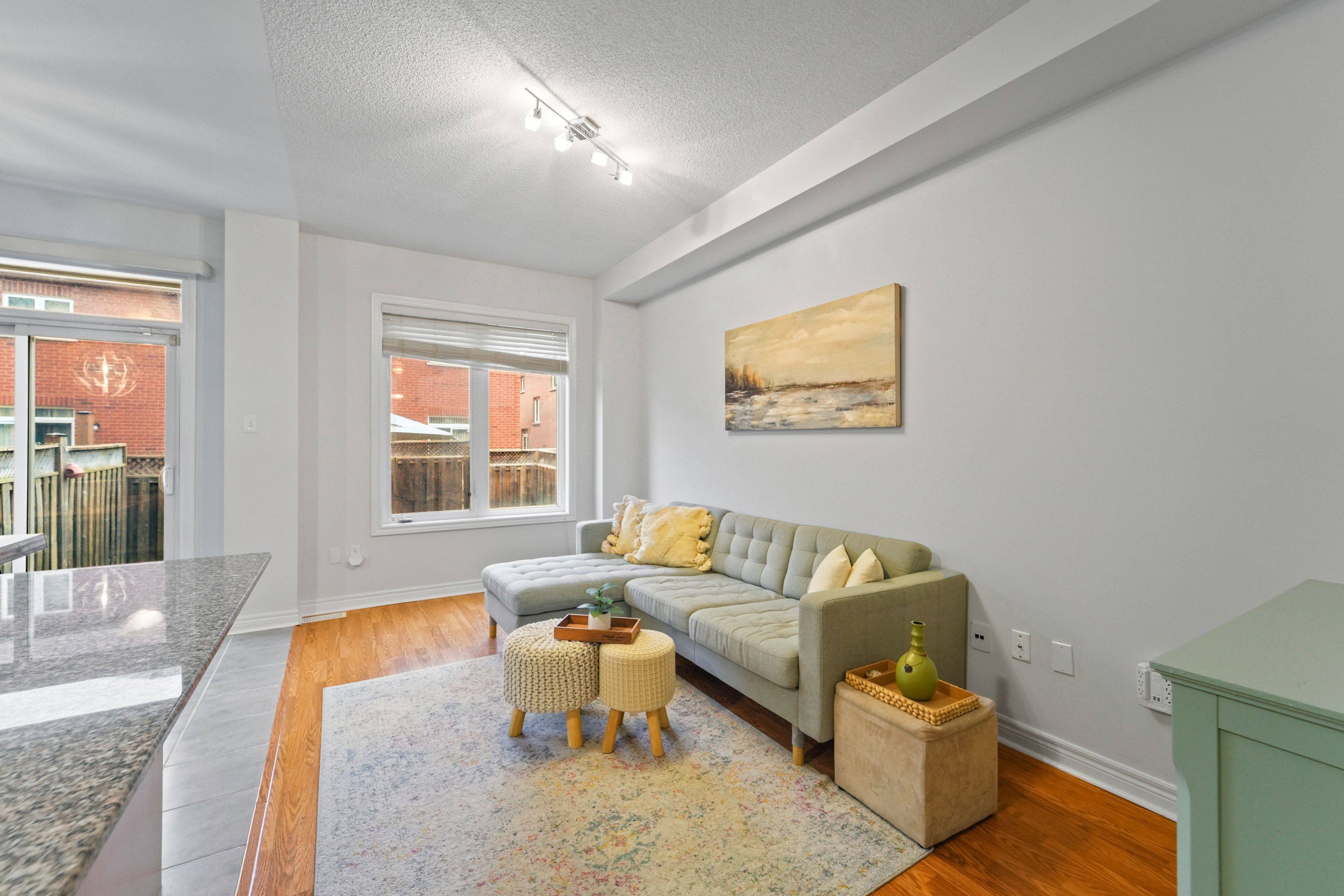 891 Oasis DR, Mississauga, ON L5V 0C7