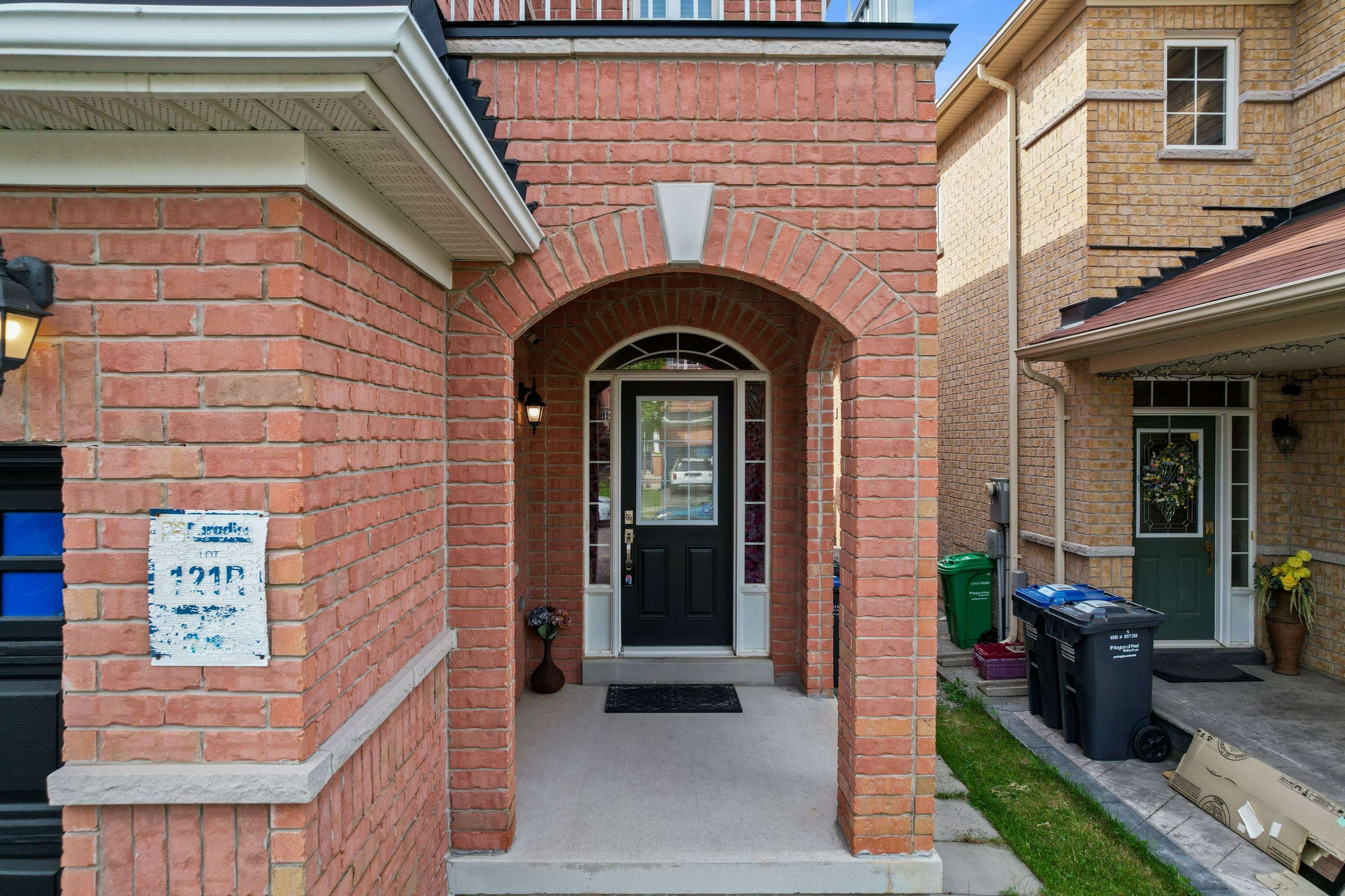 891 Oasis DR, Mississauga, ON L5V 0C7