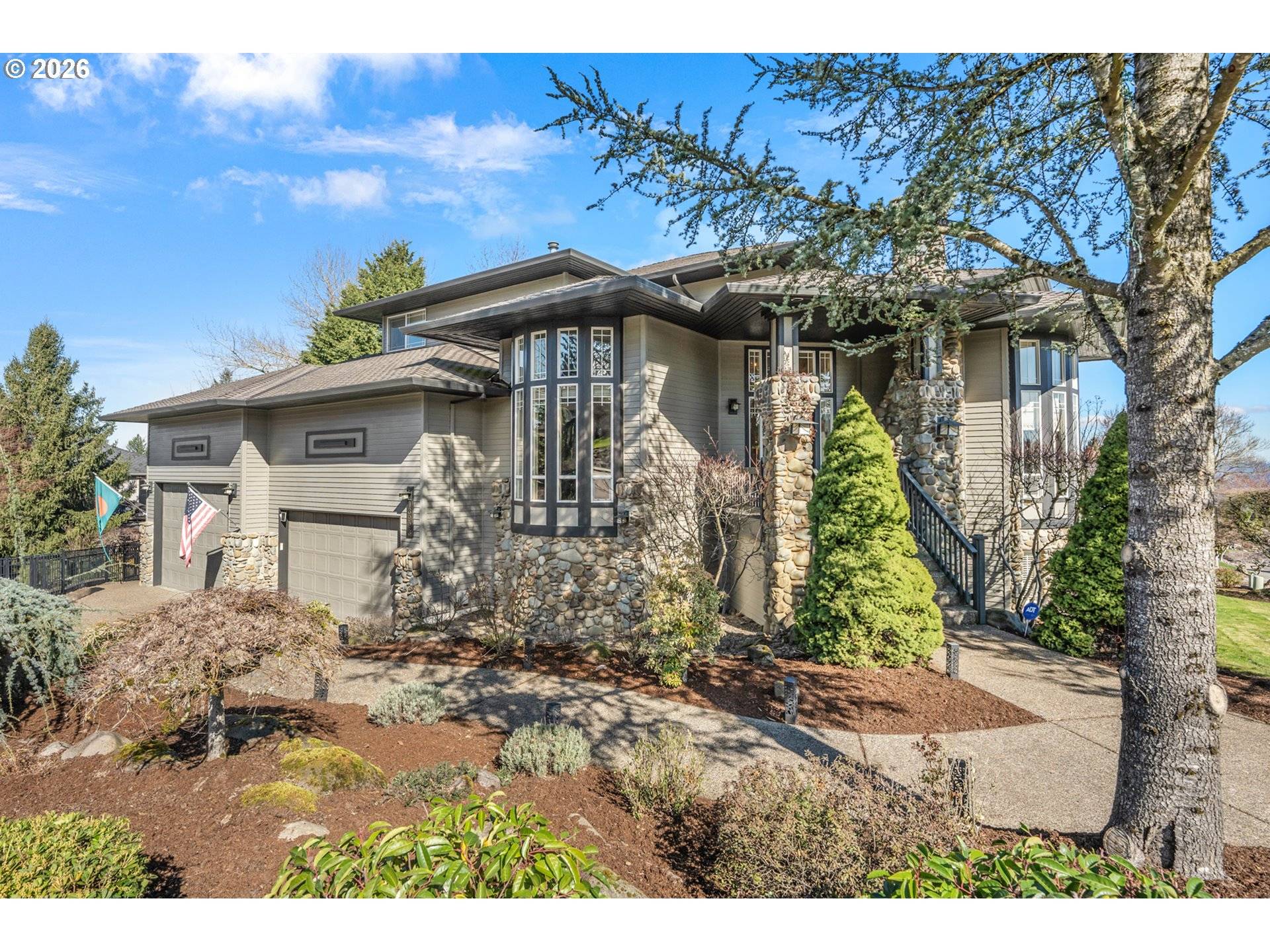 13923 SW MISTLETOE DR, Portland, OR 97223