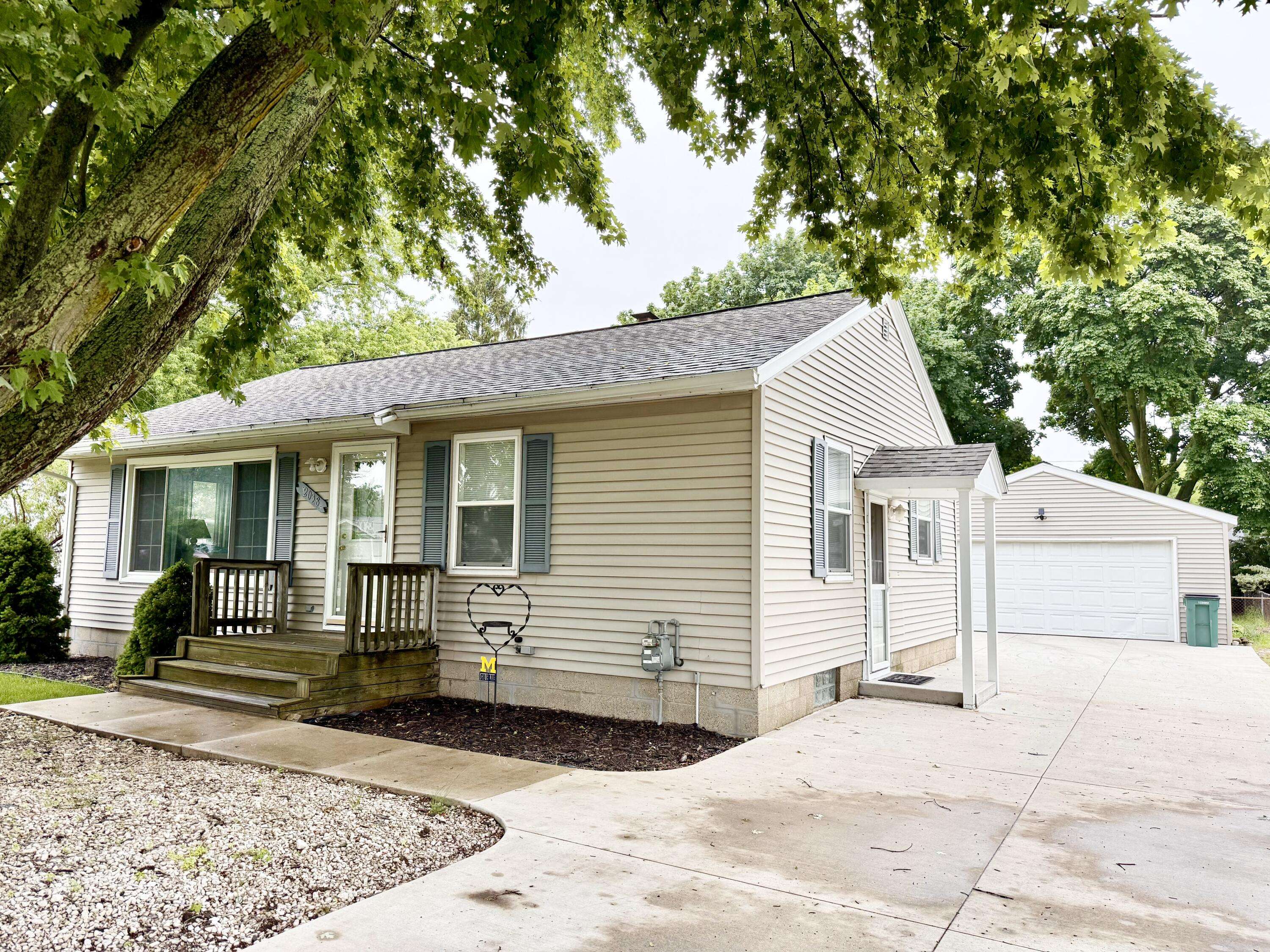 2038 Columbus AVE, Norton Shores City, MI 49441