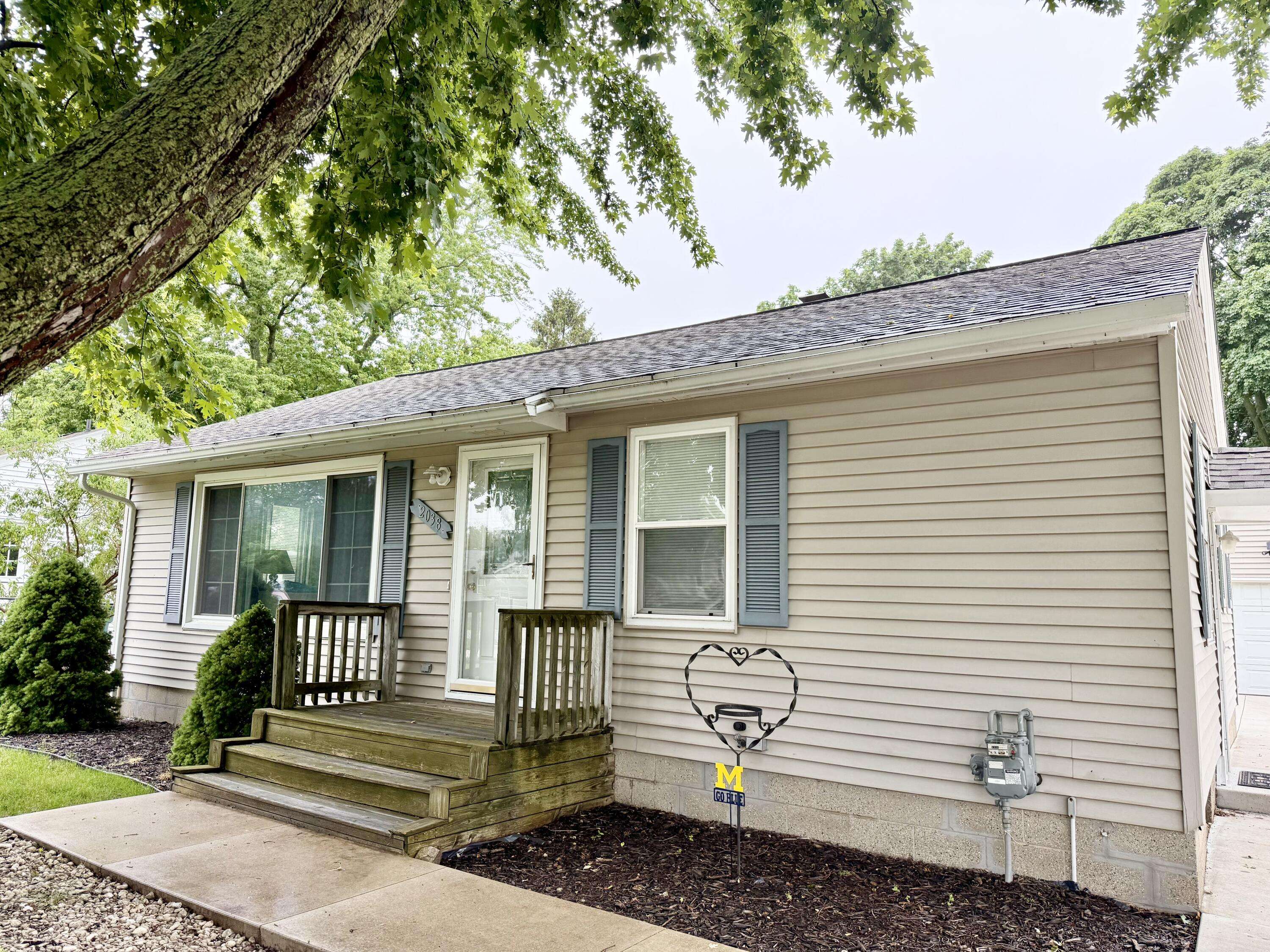 2038 Columbus AVE, Norton Shores City, MI 49441