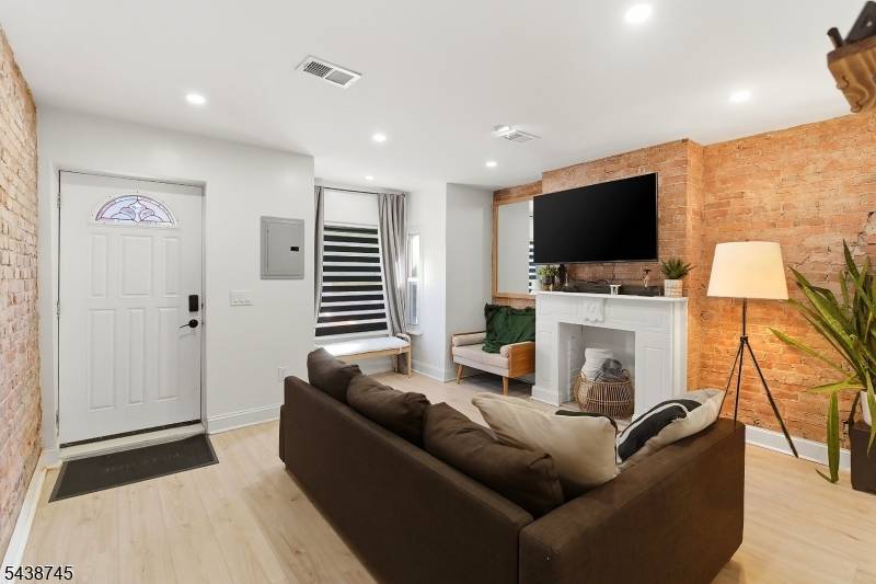 22 8Th Ave, Newark City, NJ 07104