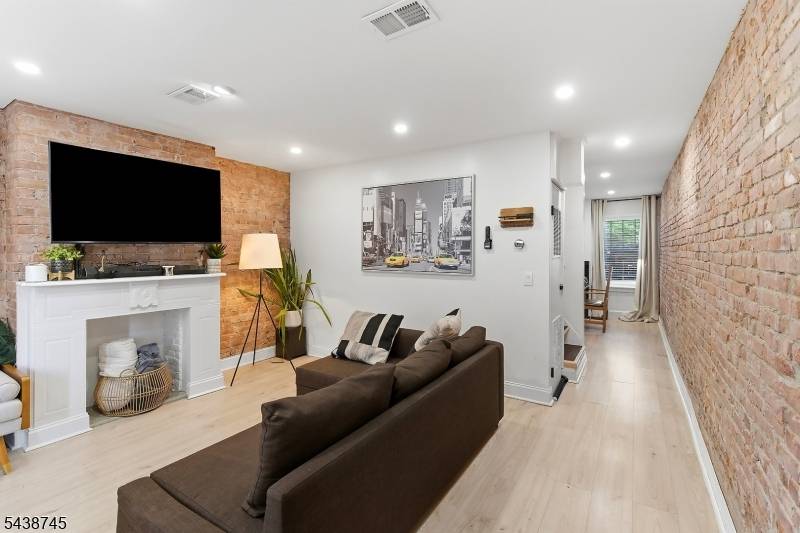 22 8Th Ave, Newark City, NJ 07104