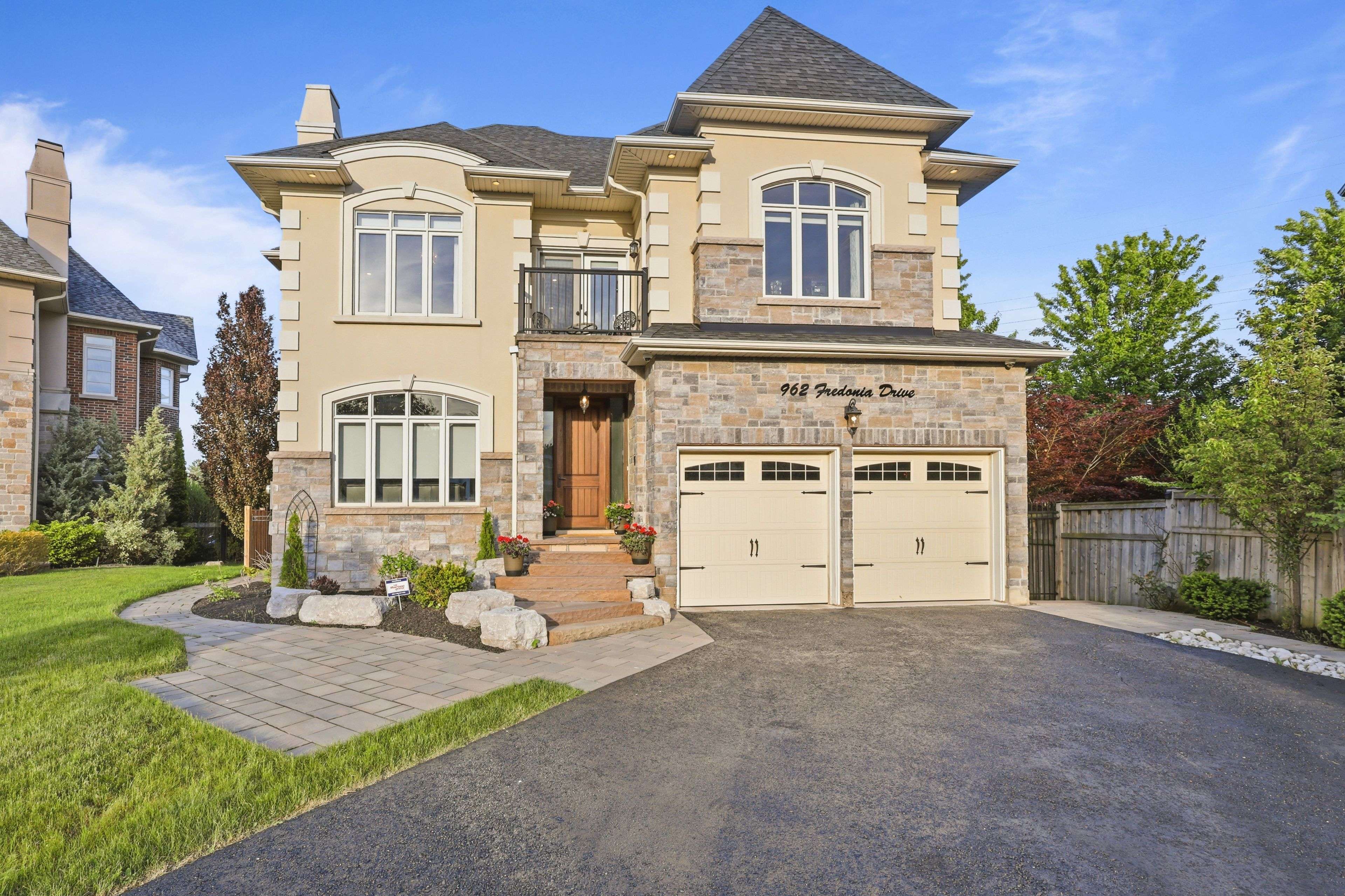 962 Fredonia DR, Mississauga, ON L5C 2W4
