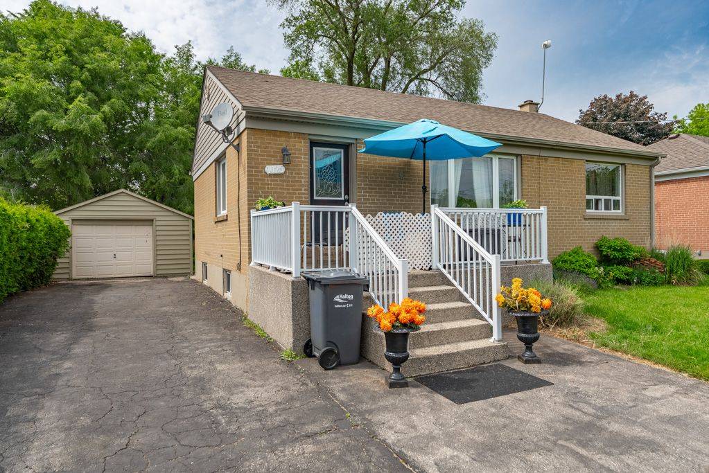 1025 Pinegrove RD, Oakville, ON L6L 2W3