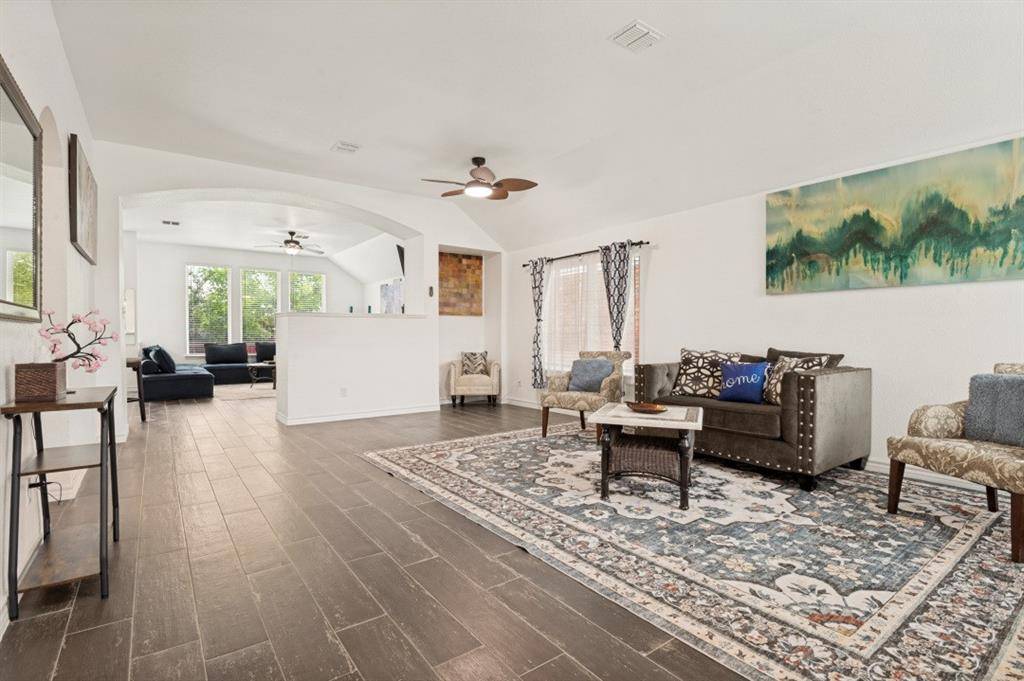 409 Creek Point Lane, Arlington, TX 76002