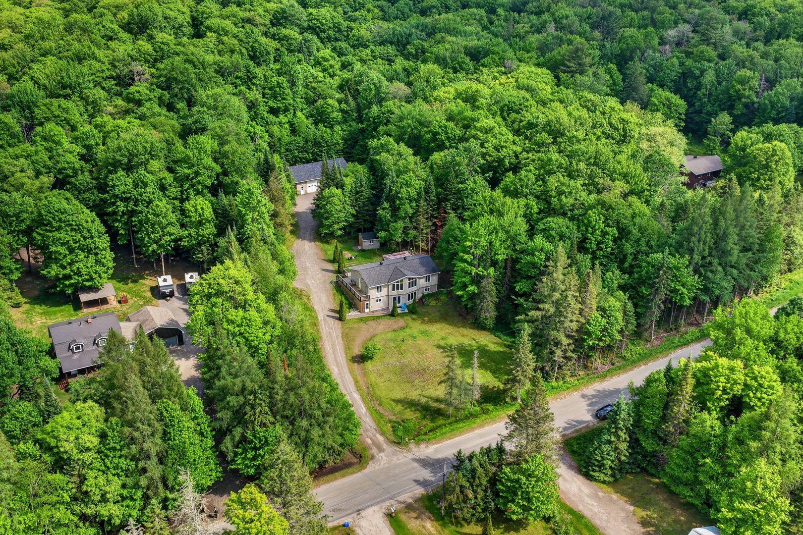 1957 Lone Pine DR S, Huntsville, ON P0B 1L0