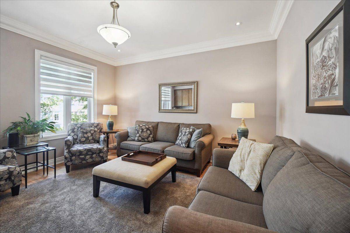 99 Brant ST #7, Oakville, ON L6K 2Z5