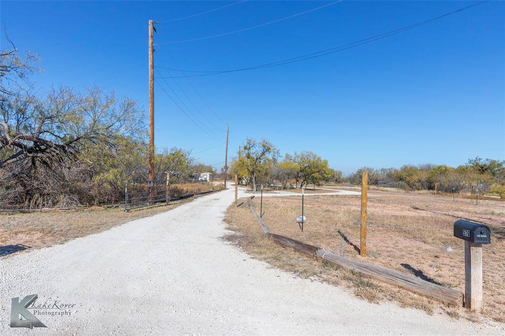 576 Mccartney Lane, Tye, TX 79563