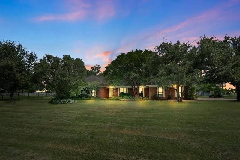 8085 Jackson Road, Krum, TX 76249