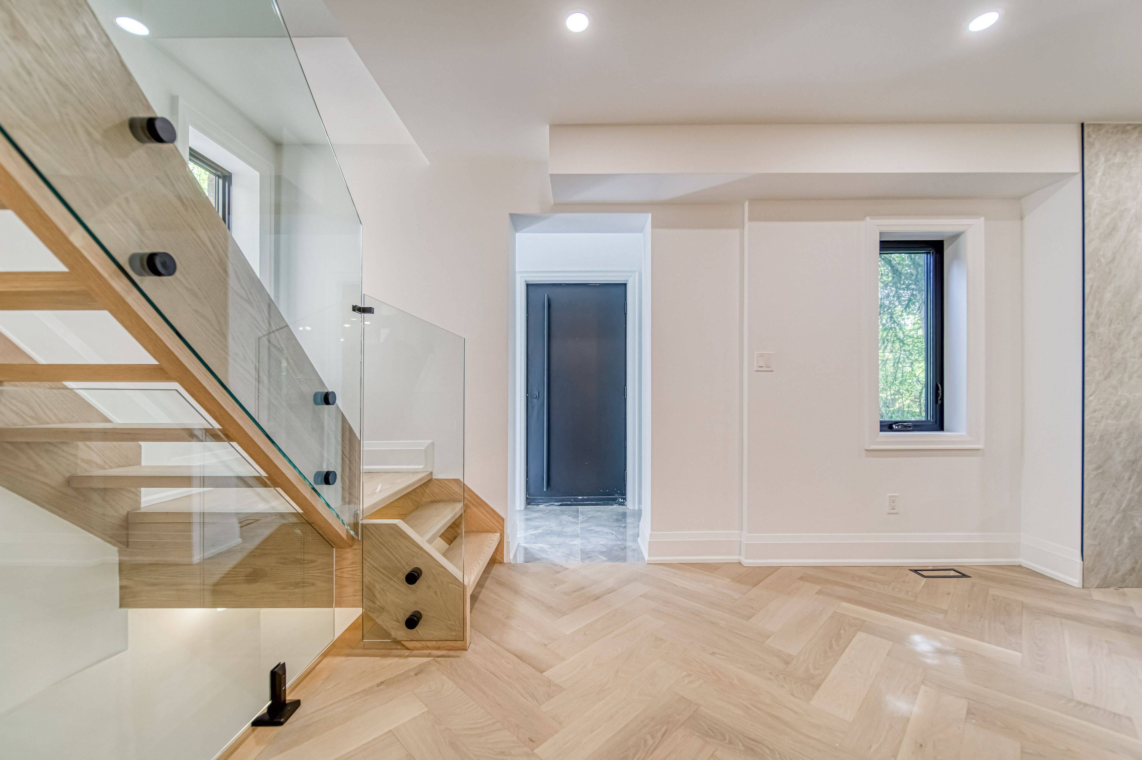 16 Duncannon DR, Toronto C03, ON M5P 2M1