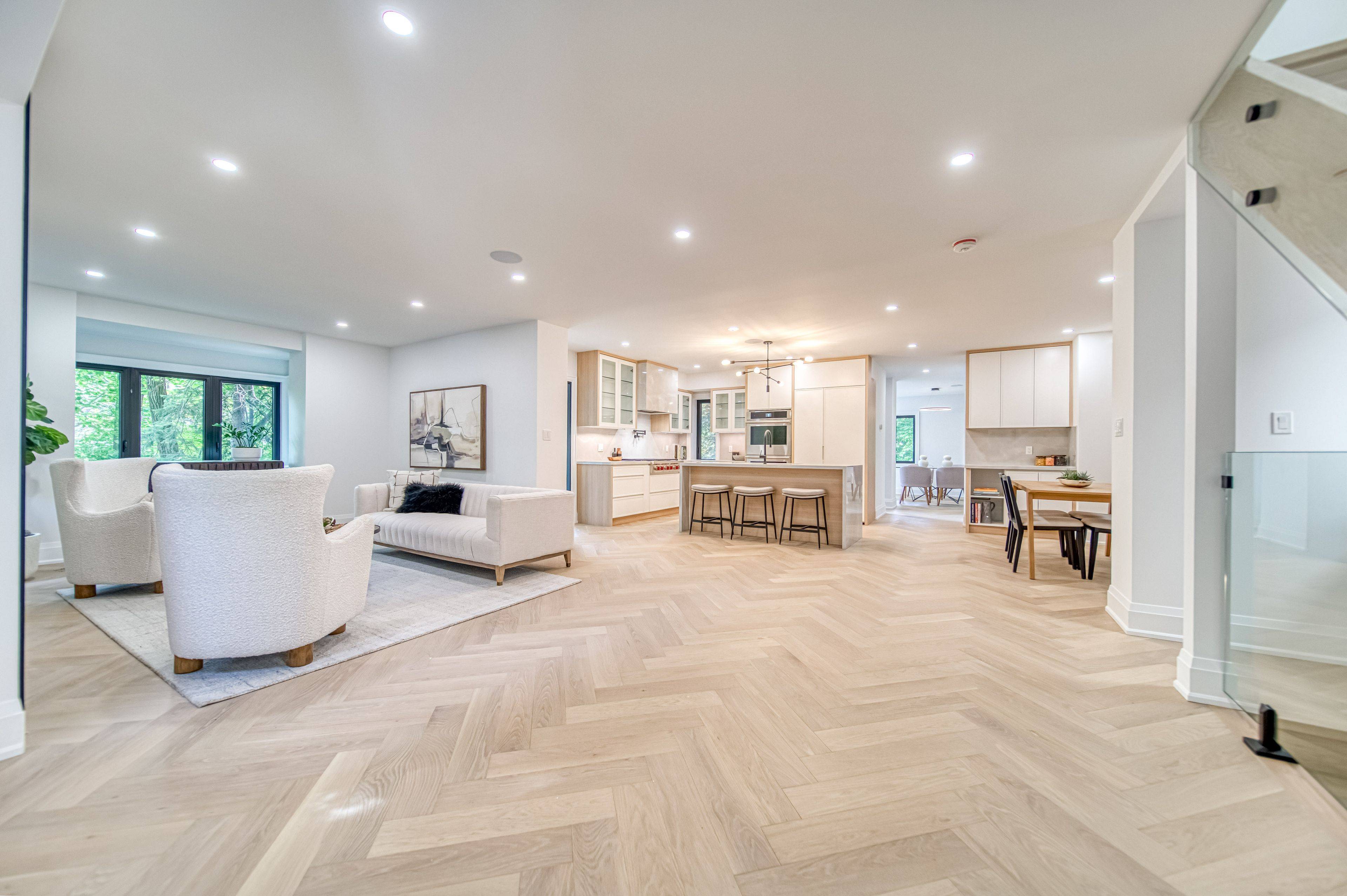 16 Duncannon DR, Toronto C03, ON M5P 2M1