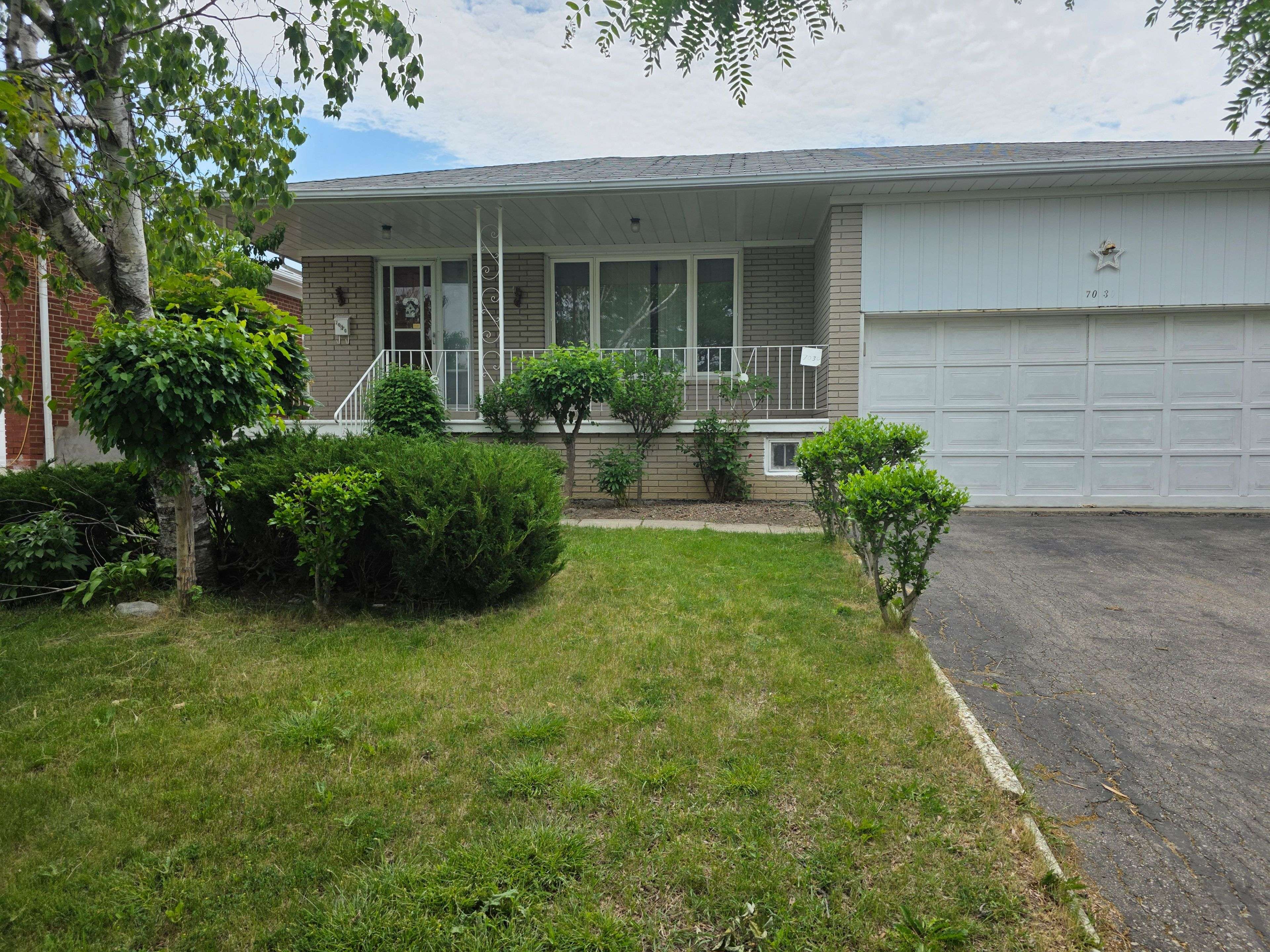 7030 Darcel AVE, Mississauga, ON L4T 2W8