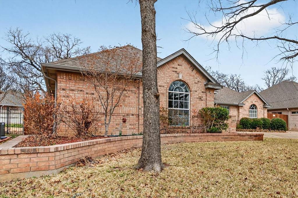 3211 Summergrove Drive, Arlington, TX 76001