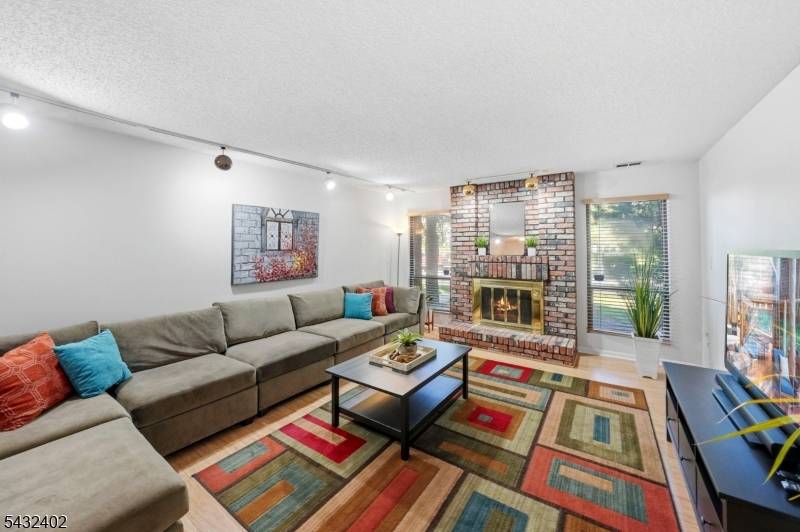 336 Willowbrook Dr, North Brunswick Twp., NJ 08902