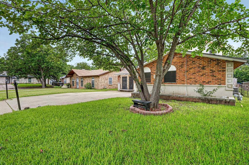 2422 Lakeshore Drive, Grand Prairie, TX 75051