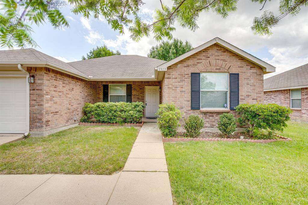 1313 Lauren Drive, Burleson, TX 76028