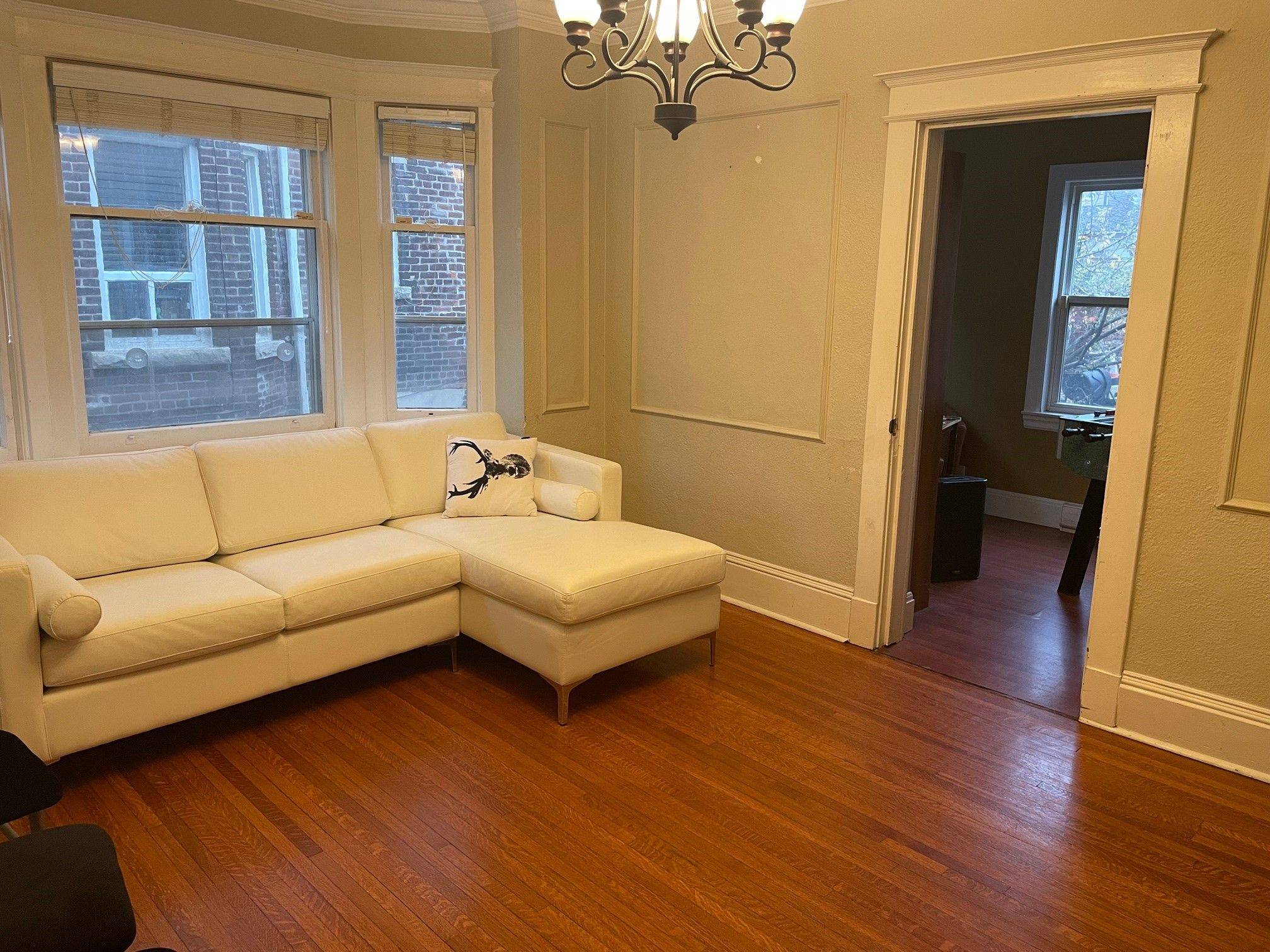 738 Manning AVE, Toronto C02, ON M6G 2W4