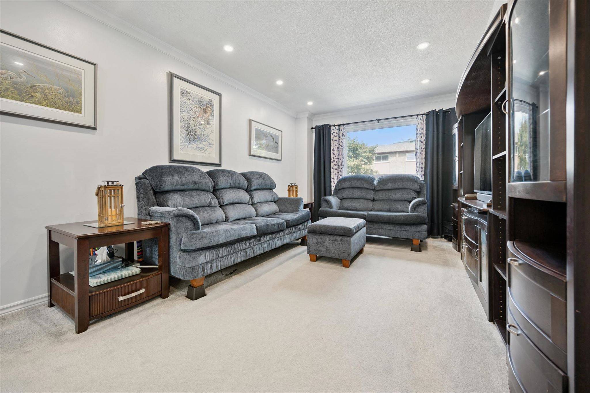 1221 Dundix RD #37, Mississauga, ON L4Y 3Y9