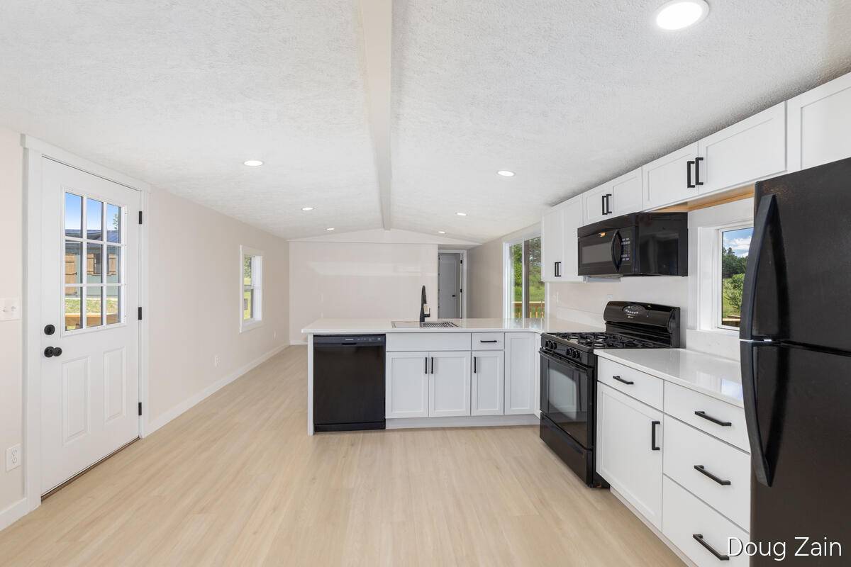1595 N County Line RD, Belvidere Twp, MI 48886