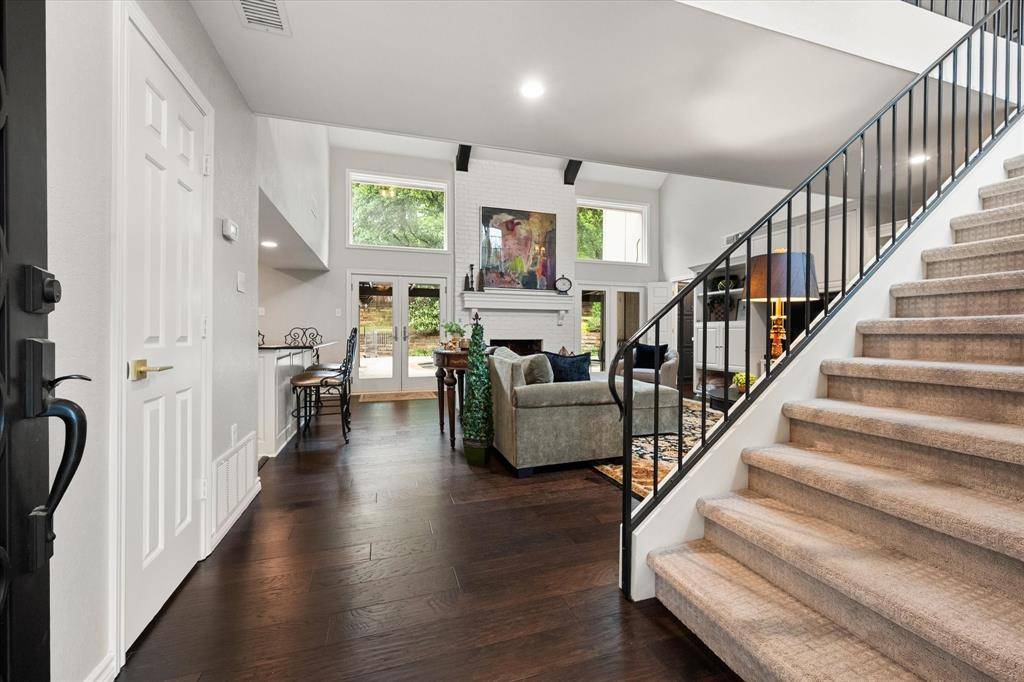 907 Loch Lomond Drive, Arlington, TX 76012
