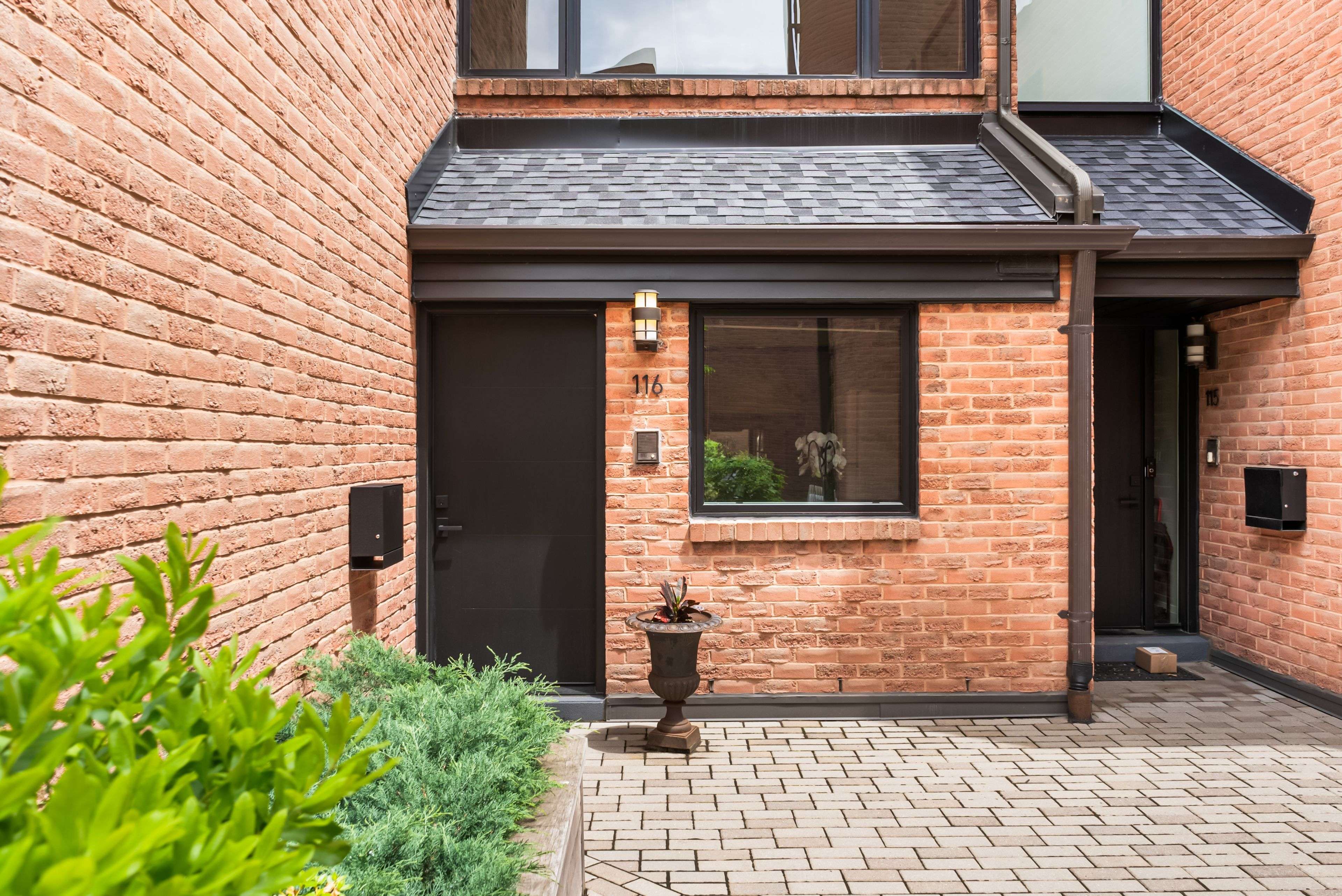 10 Walker AVE #116, Toronto C02, ON M4V 1G2