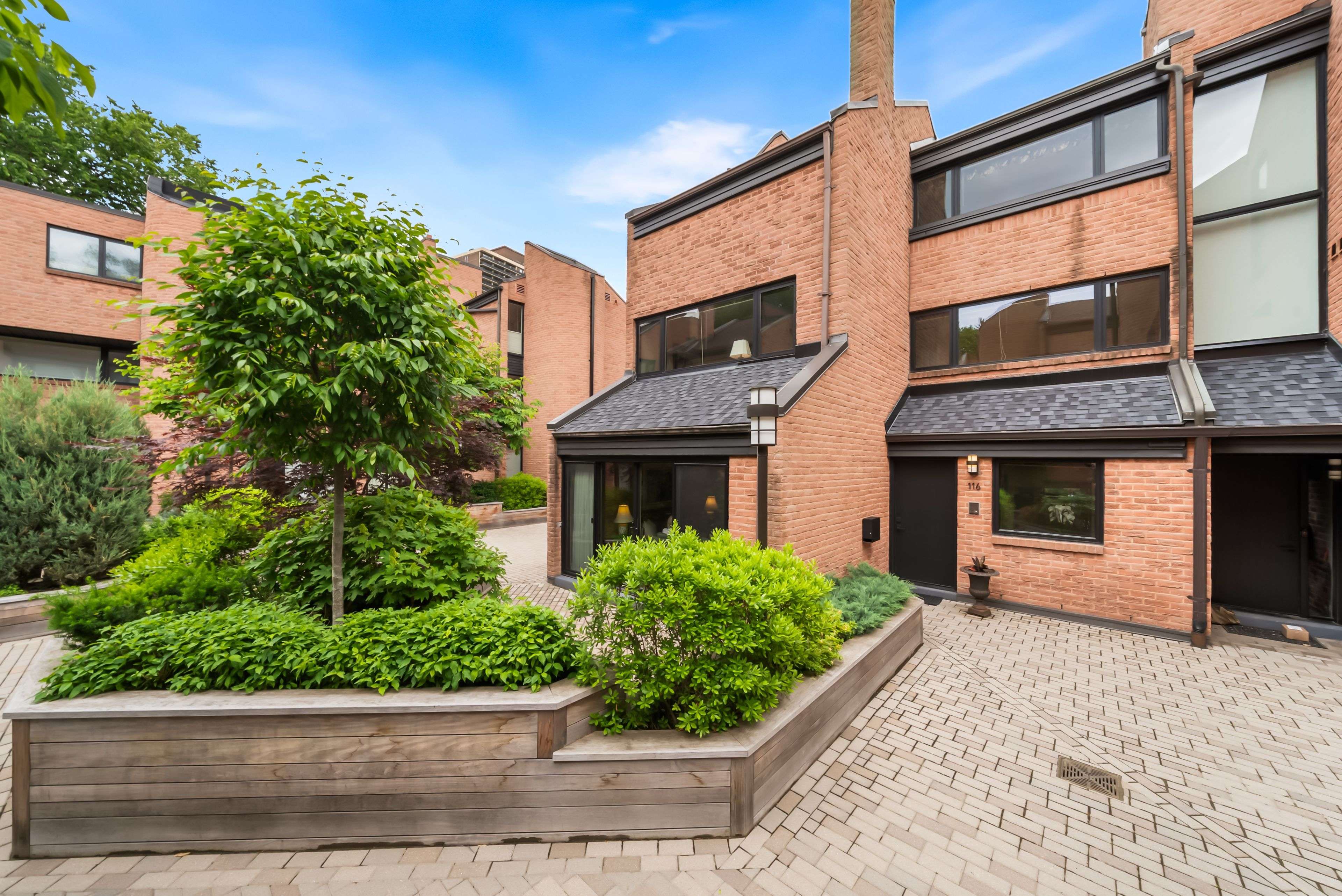 10 Walker AVE #116, Toronto C02, ON M4V 1G2
