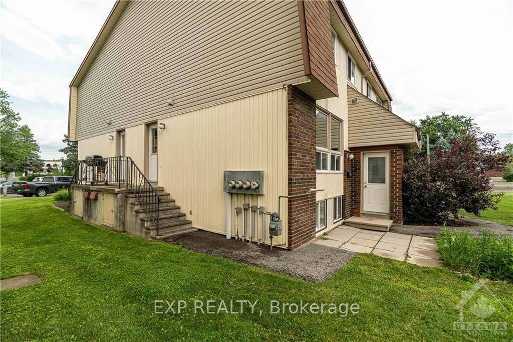 20 FORESTER CRES #C, Bells Corners And South To Fallowfield, ON K2H 8X9