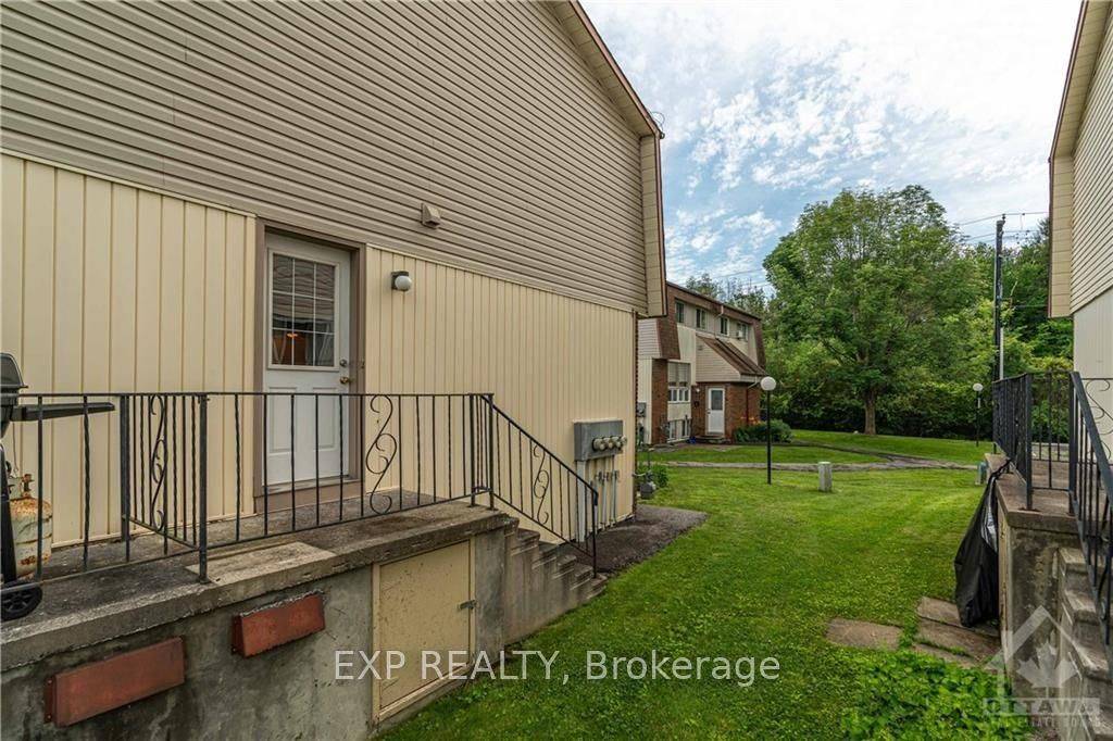 20 FORESTER CRES #C, Bells Corners And South To Fallowfield, ON K2H 8X9