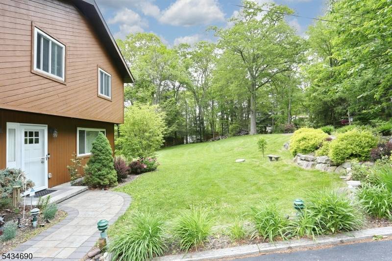 64 Larchmont Dr, West Milford Twp., NJ 07421