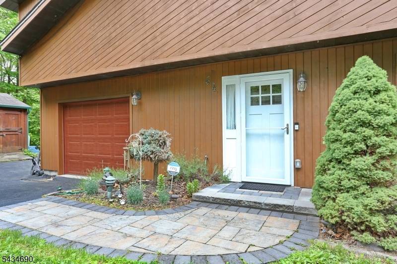 64 Larchmont Dr, West Milford Twp., NJ 07421