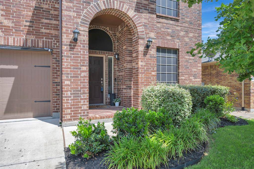 15716 Oak Pointe Drive, Fort Worth, TX 76177