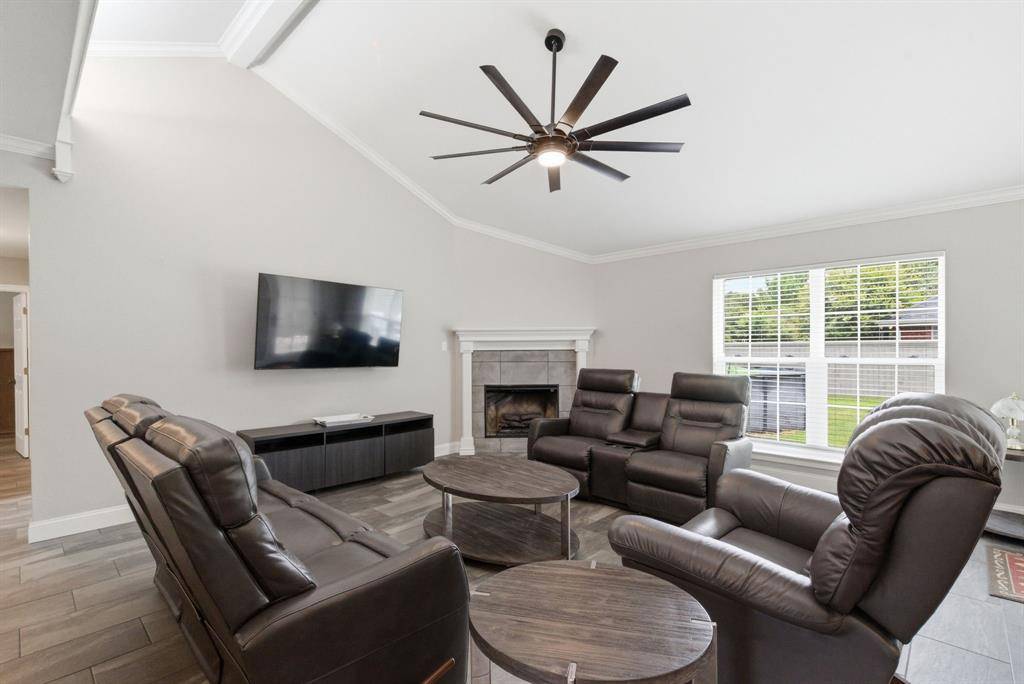 1111 Harbor Lakes Drive, Granbury, TX 76048