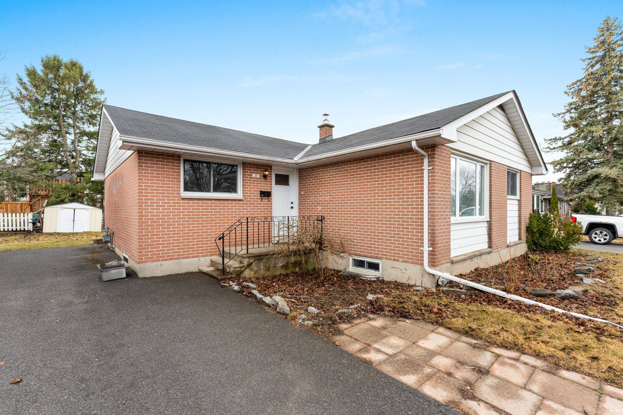 35 Holland CRES, Kingston, ON K7M 2V7