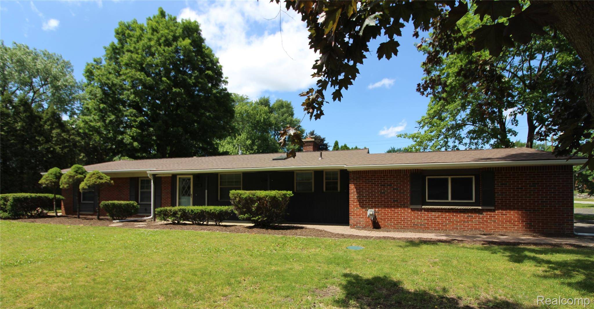 1239 Ashover DR, Bloomfield Charter Township, MI 48304