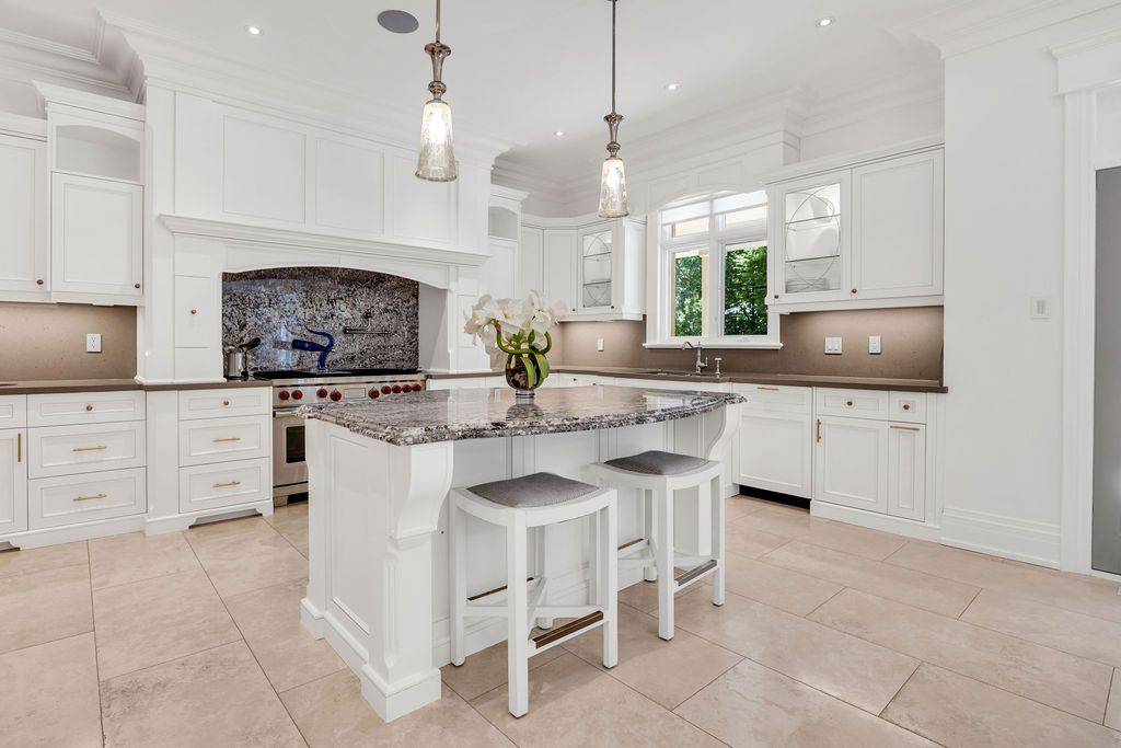 240 Poplar DR, Oakville, ON L6J 4C8